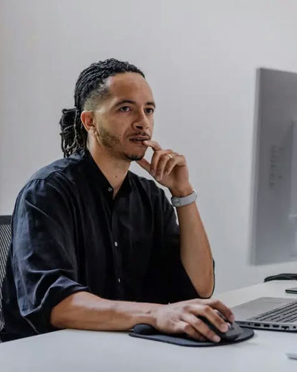 Toko Andrews, Associate